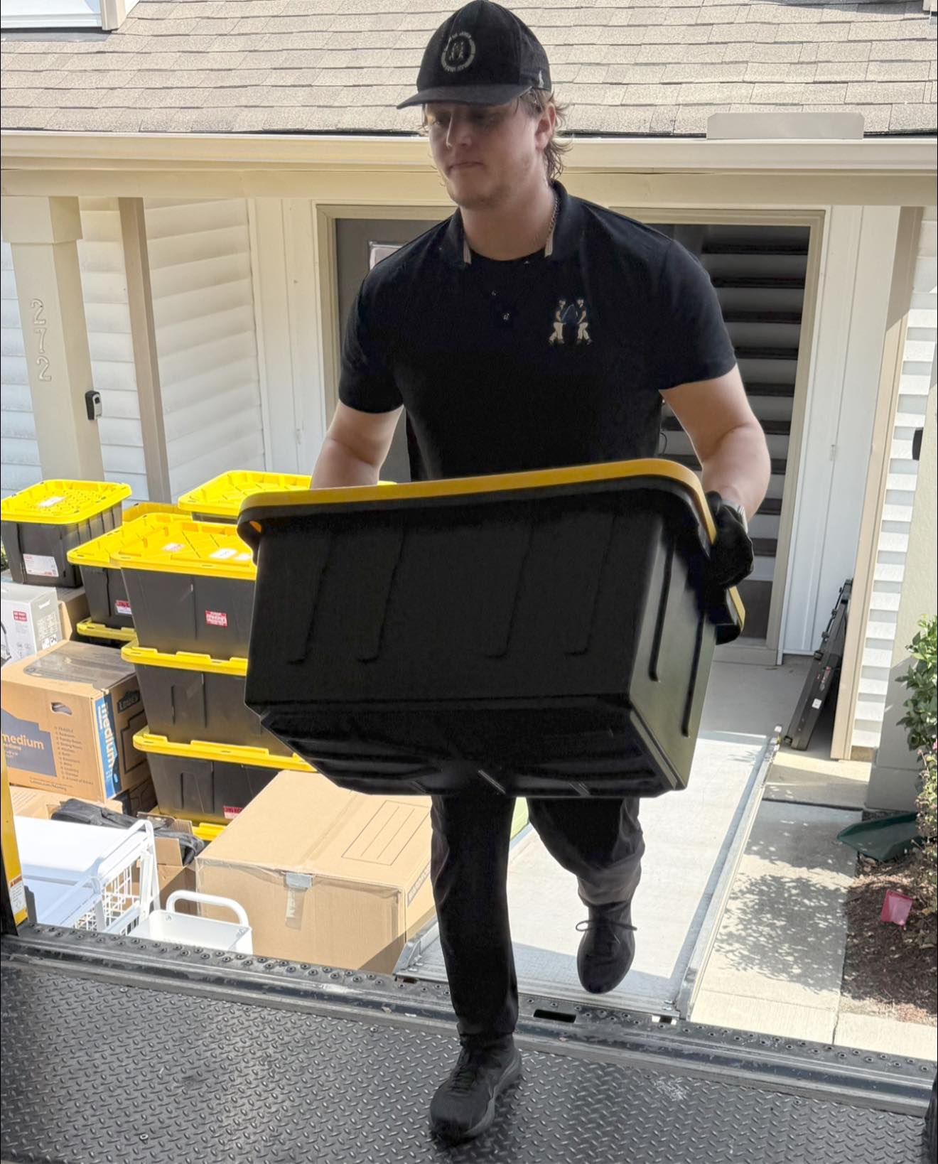 Arnold Brothers mover working on moving day